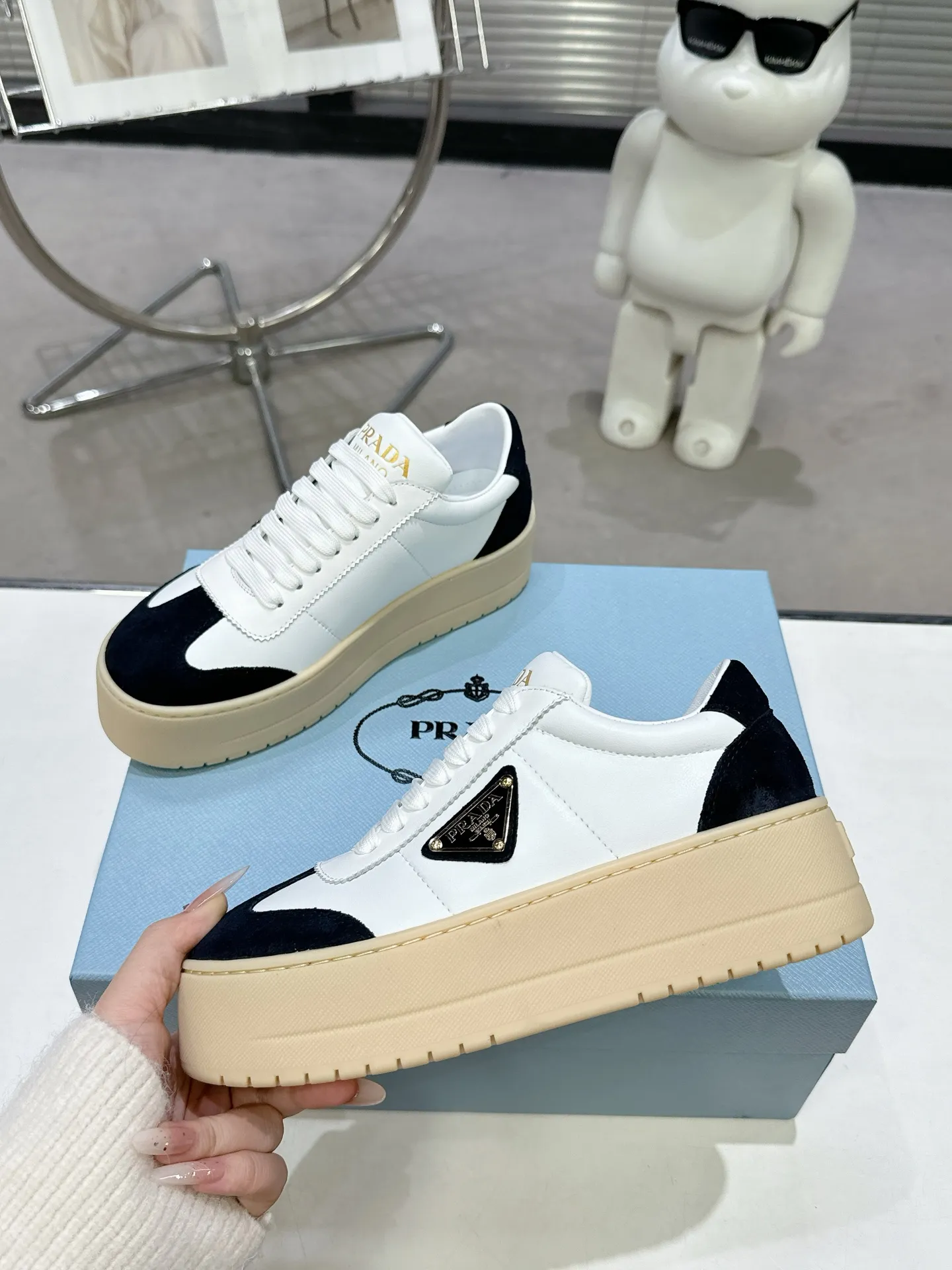👟👟Ex-factory price 600👟👟 Prada Latest Downtown Bold series Thick-soled Platform Shoes Triangle Logo Casual Sports Shoes White Shoes Original purchase, development and production Downtown Bold sneakers are inspired by the basketball shoes of the 1980s, with sporty design and exquisite details. Crafted from perforated leather, the statement platform sole provides a unique, modern style. The Prada logo is interpreted from different angles, decorated with the iconic enameled triangular metal logo, highlighting the unique classic style. Exquisite packaging at the delivery counter🛍📦 ▪️Fabric: Original custom imported first-layer cowhide ▪️Inner lining: Original imported sheepskin ▪️Outsole: Original open-molded ultra-light foam material ▪️Sole thickness: 4.5CM ▪️Size: Women's 35-40
